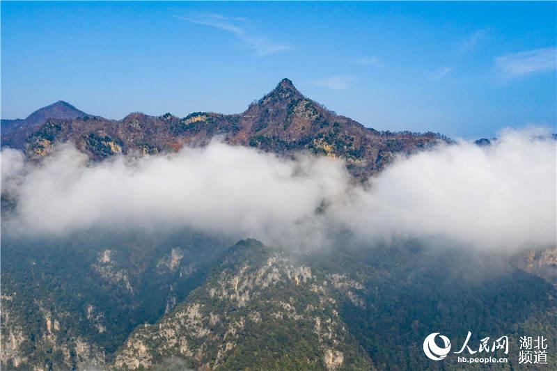 湖北保康：梦幻云雾绕群山 雪后山乡如画境