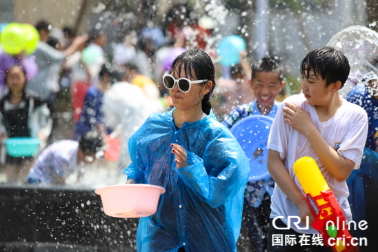 贵州平塘：水龙巡游迎端午