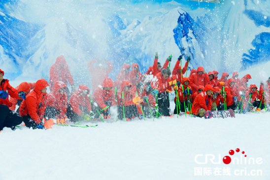 贵州荔波：在冰雪水世界乐园度盛夏