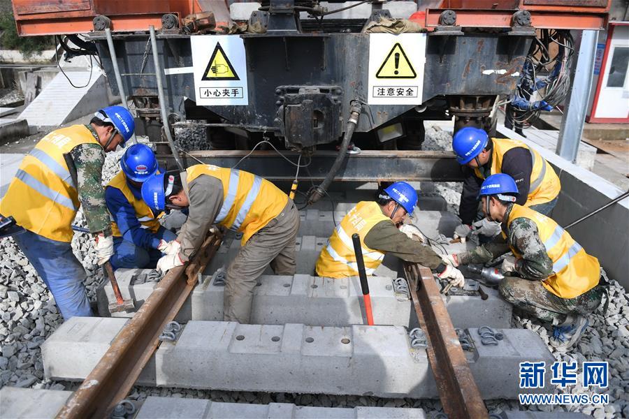 平潭海峡公铁大桥开始铺轨施工