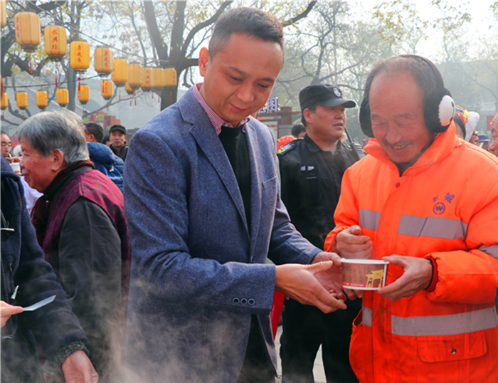 “节气”变“节日” 西安永兴坊举行“百家饺子过冬至”活动