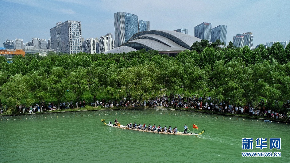 安徽：航拍百舸争流闹端午