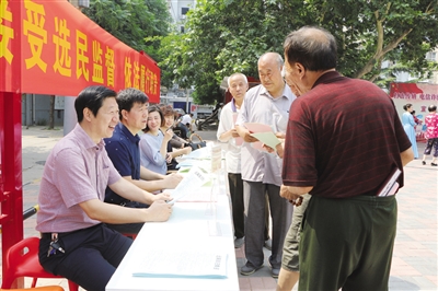 区人大代表宣传防骗常识