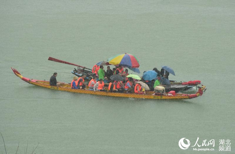 百年龙船会擂响雨中战鼓