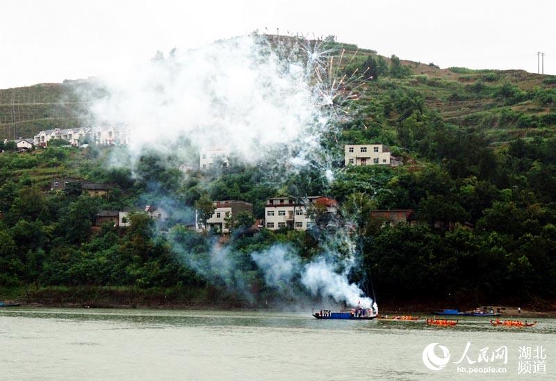 百年龙船会擂响雨中战鼓