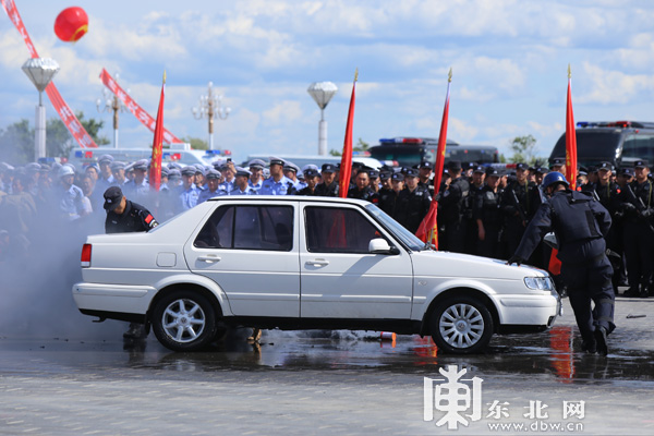 黑河市公安局举办反恐演练 为五大连池圣水节保驾护航