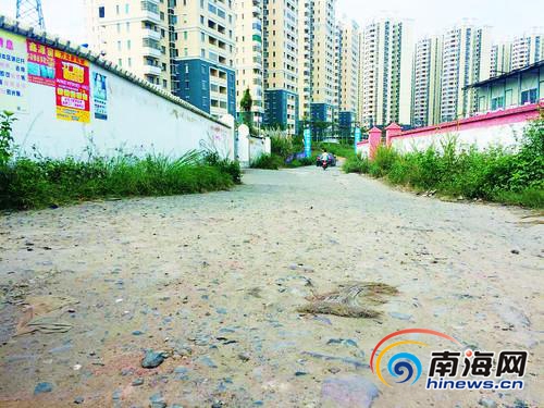 【民生图文列表】【即时快讯】文昌小区道路坑洼无灯路  居民出行不安心