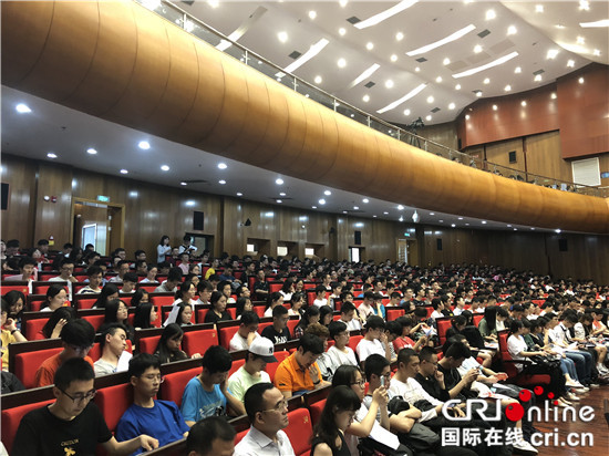 急稿【CRI专稿 图文】重庆大学1200余位师生同上一堂课【内容页标题】“学习新思想千万师生同上一堂课” 重庆大学1200余位师生同上一堂课