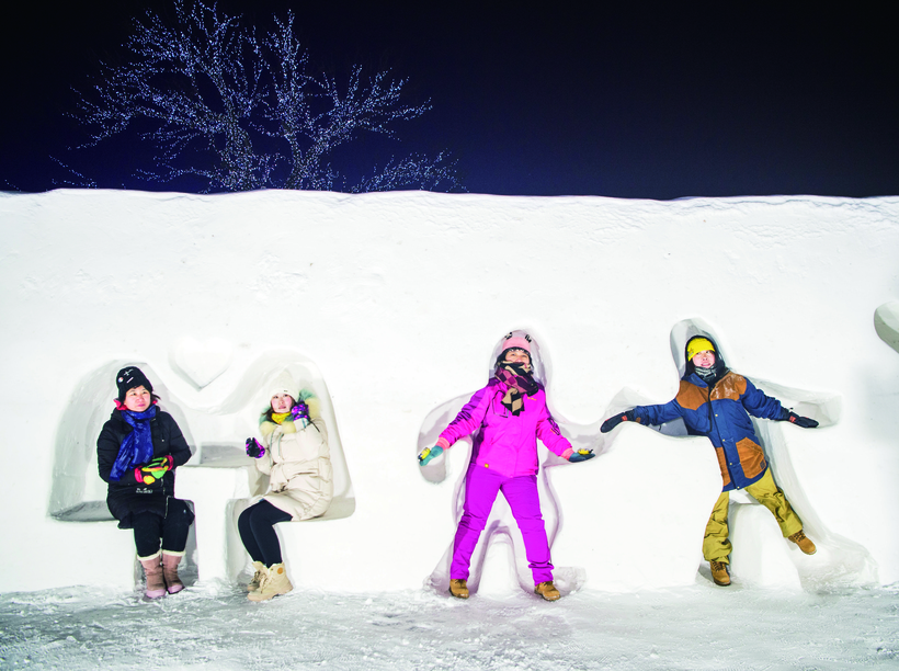 长春莲花山冰雪大世界：赏灯观景玩不够 追冰逐雪过把瘾