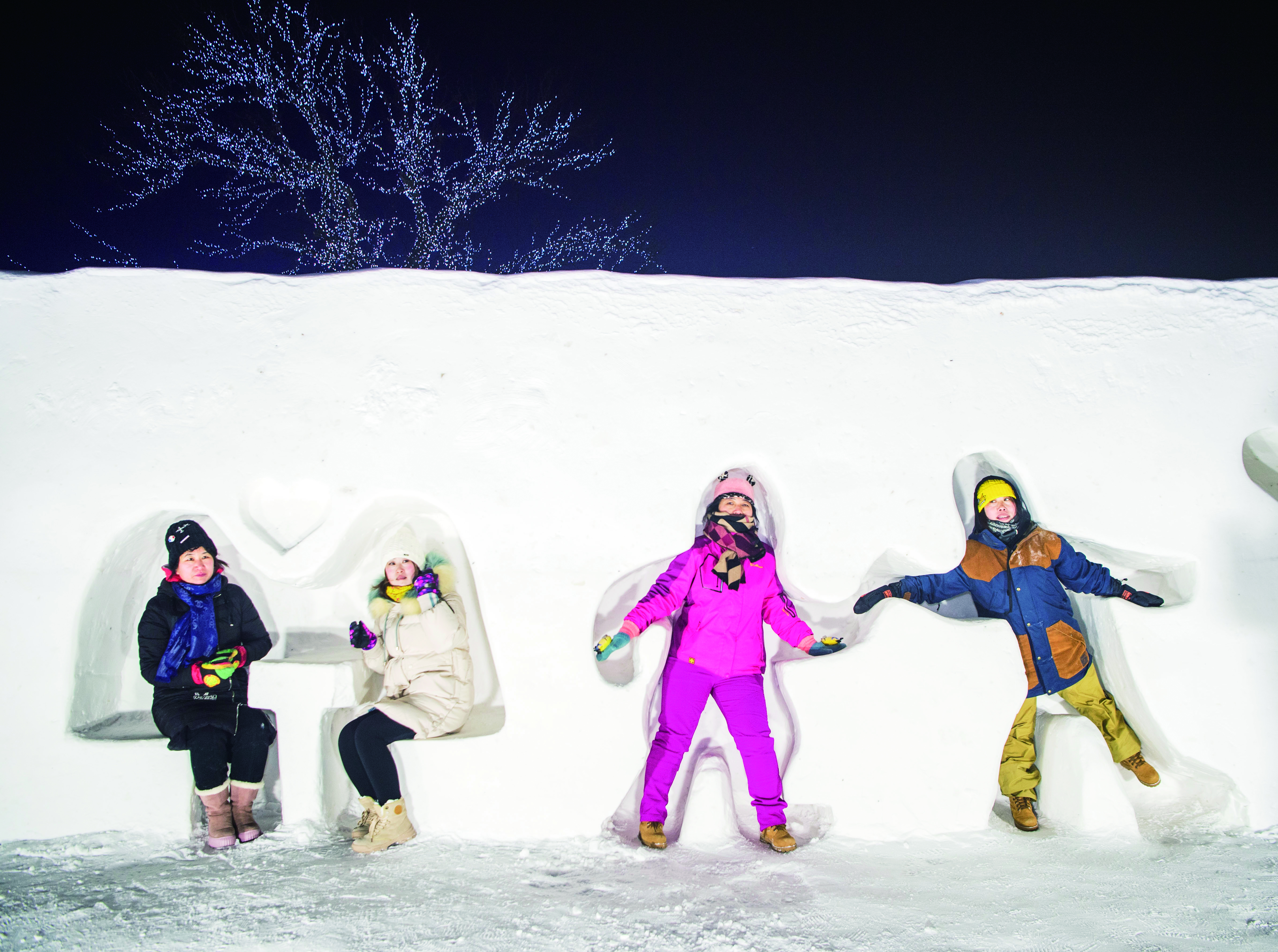 长春莲花山冰雪大世界：赏灯观景玩不够 追冰逐雪过把瘾