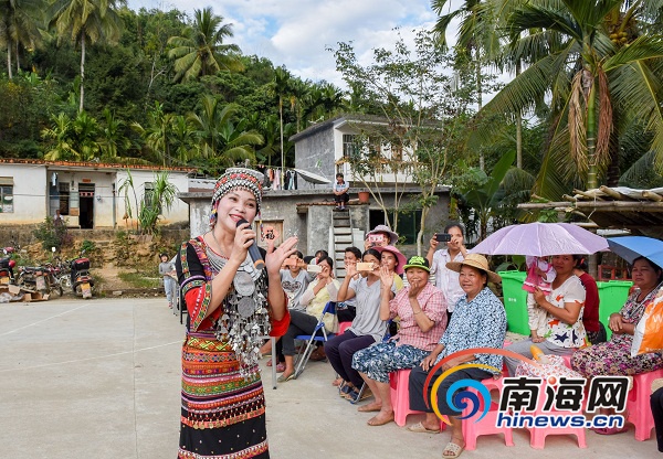 【图片文尾】【琼岛动态】【即时快讯】五指山组织开展精准扶贫文化下乡惠民演出活动