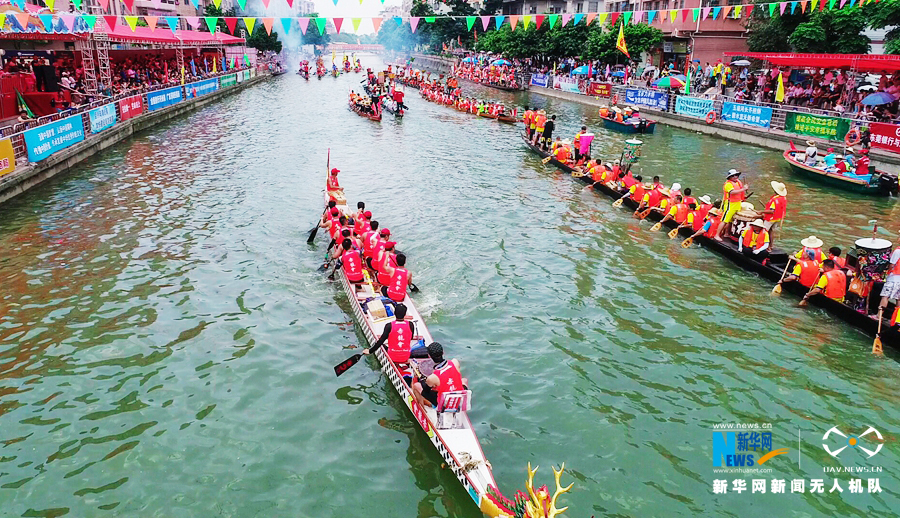 航拍广州龙舟“招景” 千楫舞浪