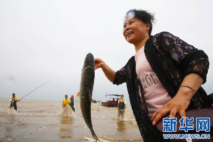 江西鄱阳湖“开渔节”受游客青睐