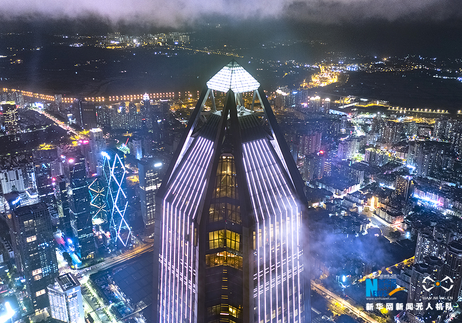 云遮雾绕 航拍深圳雨夜别样美