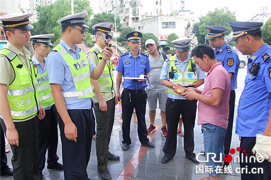 【法制安全】重庆大足交通执法队员利用工作开展主题党日活动【内容页标题】重庆大足交通执法队员在工作岗位上开展主题党日活动