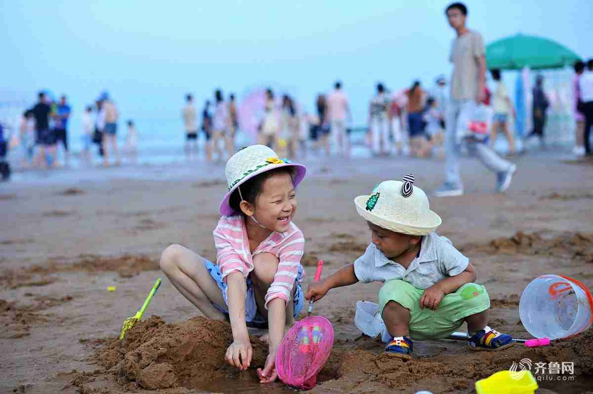 青岛8大海水浴场7月1日开放 部分游客下水享受清凉