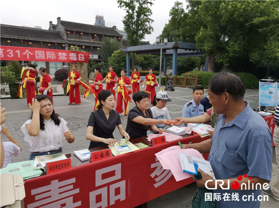 （供稿 平安江苏列表 三吴大地泰州  移动版）“国际禁毒日”泰州兴化法院普法宣传形式多样