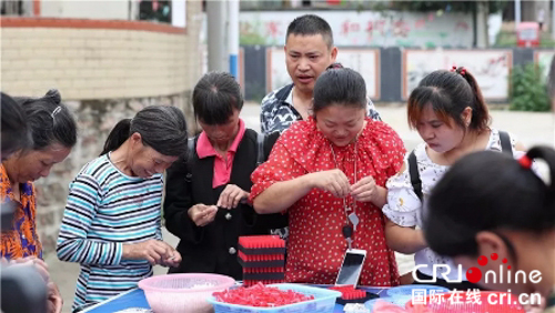 贵州玉屏:“工厂”进家庭 助贫困户脱贫