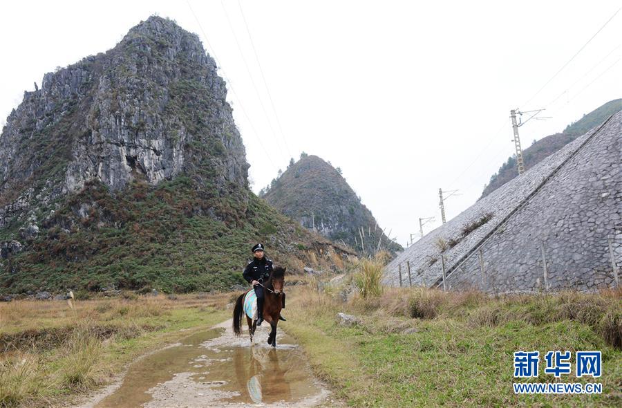 坚守在深山里的铁路“骑警”