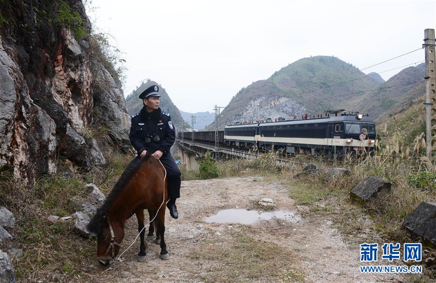 坚守在深山里的铁路“骑警”