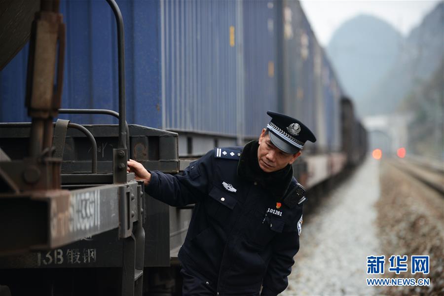 坚守在深山里的铁路“骑警”