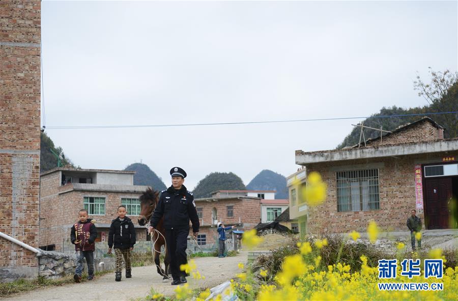 坚守在深山里的铁路“骑警”