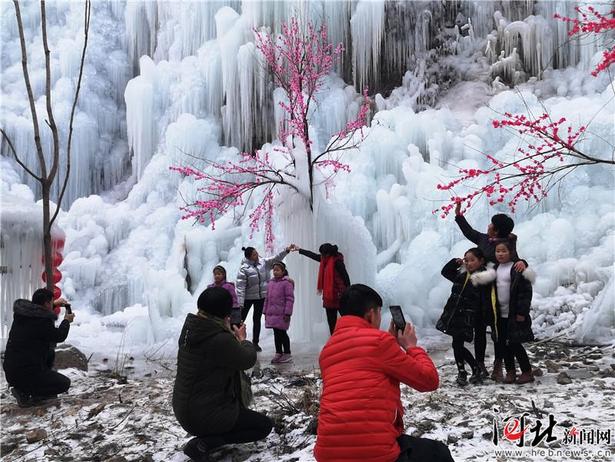 唐县全胜峡第九届冰挂节开幕