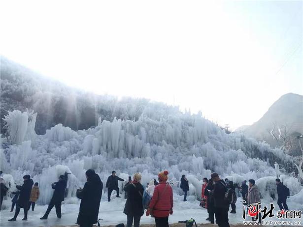 唐县全胜峡第九届冰挂节开幕