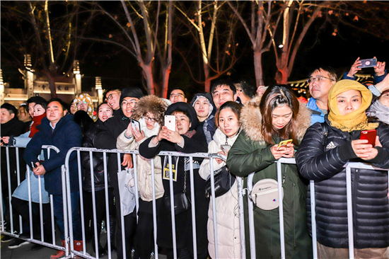 （供稿 旅游列表 三吴大地南京 移动版）上万名游客在南京栖霞山景区跨年迎新