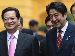 安倍访越南送钱送武器 中方批日本挑拨离间