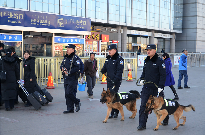 警犬出动 铁警备战春运