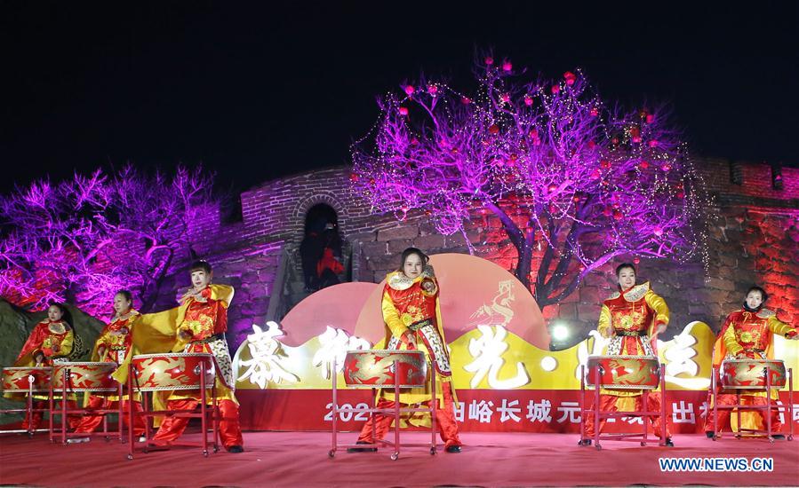 People visit Great Wall to celebrate New Year in Beijing