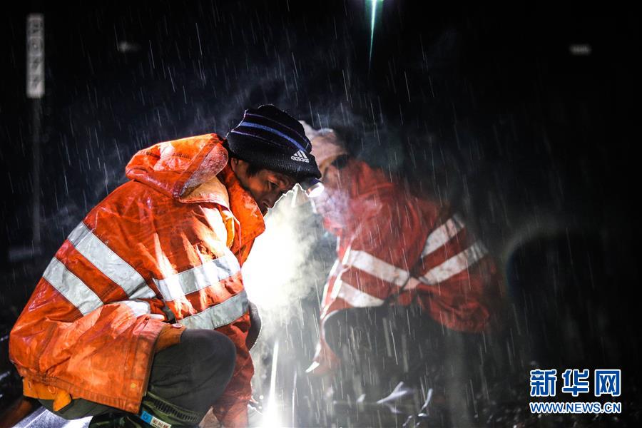 雨夜巡查保春运安全