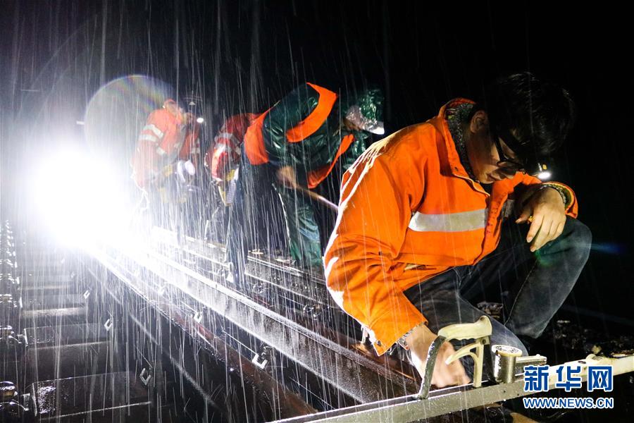 雨夜巡查保春运安全