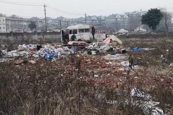 南京街道回应"城管被指乱倒垃圾":临时堆放在清理