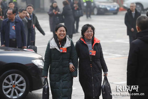 组图|出席省政协十二届三次会议的政协委员步入会场