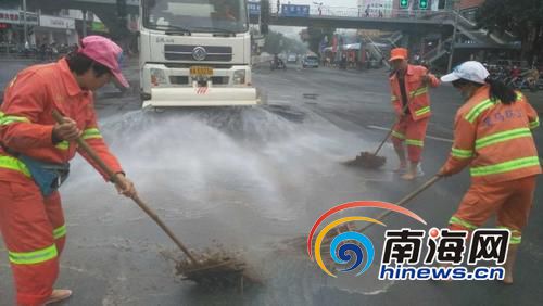 【民生】【即时快讯】海口10多名环卫工冬天赤脚清洗路面