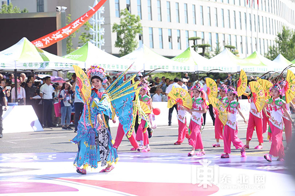 第九届中俄文化大集花车巡游开启狂欢