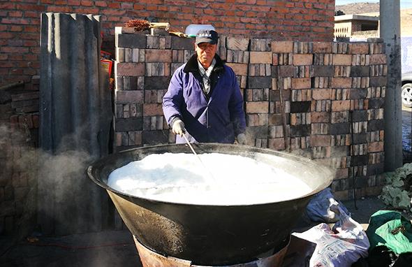 【网络媒体走转改】和顺村民手磨豆腐 溢出浓浓年味