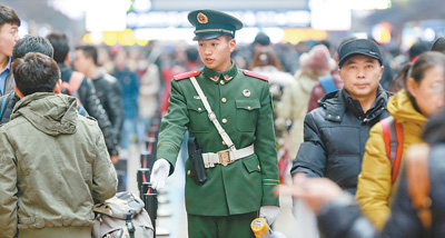 武警官兵服务春运：春节，呵护回家的路