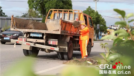 贵州玉屏：独臂养路工的“铺路石”人生