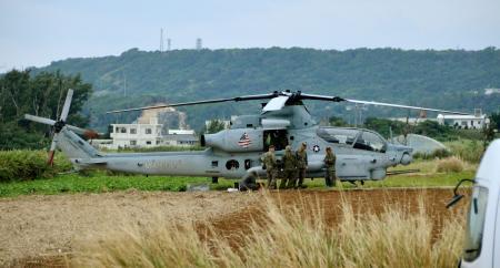 美军一架直升机在冲绳伊计岛农田中迫降引发日官员抗议