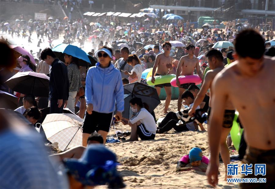 青岛：海水浴场享清凉