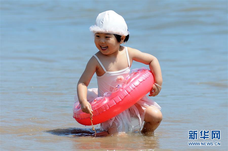 青岛：海水浴场享清凉