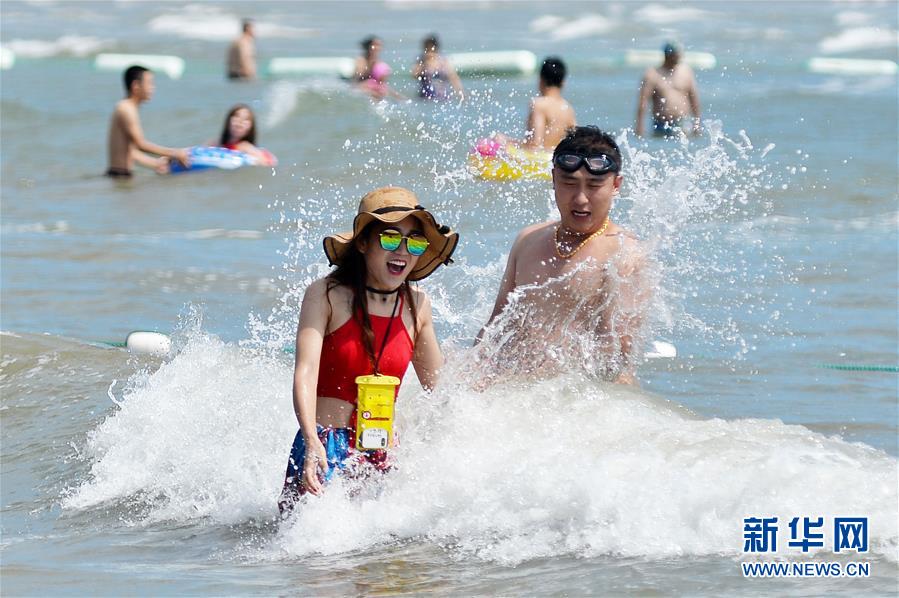 青岛：海水浴场享清凉