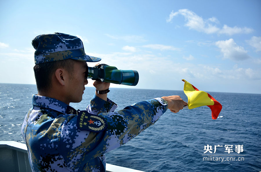 海军第25批护航编队组织反海盗实弹射击演练