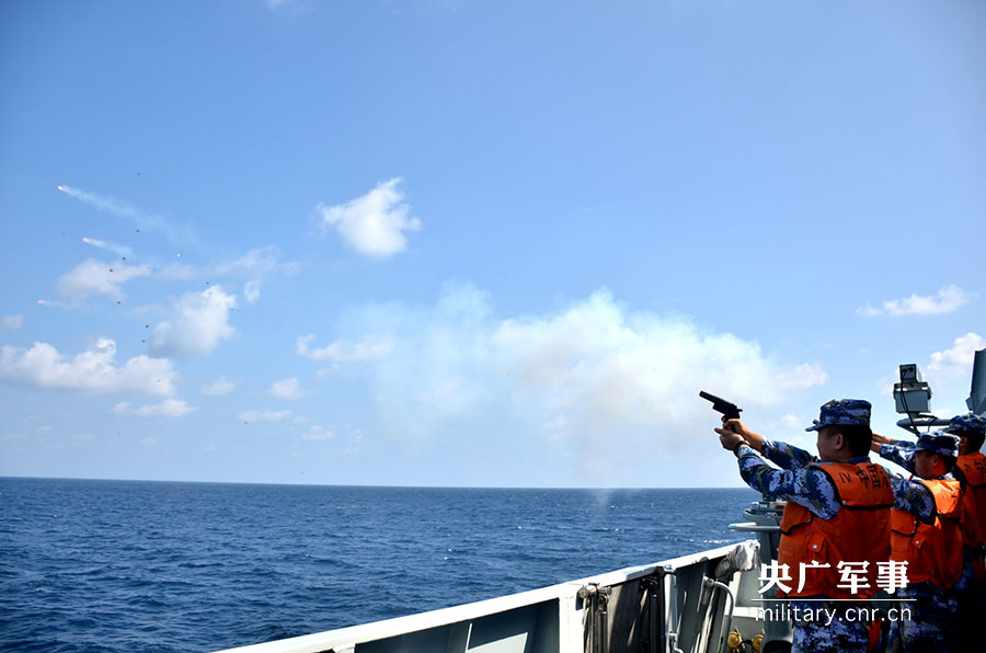 海军第25批护航编队组织反海盗实弹射击演练