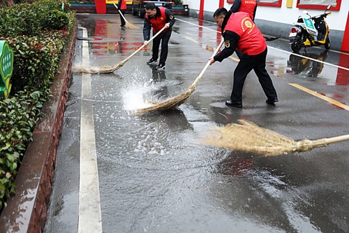 【河南供稿】平顶山市郏县：雪后志愿服务清扫忙