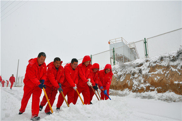 长庆油田采油五厂干部员工众志成城抗击风雪保生产