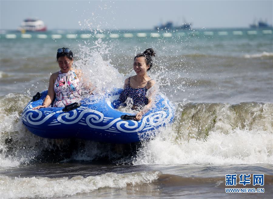 青岛：海滨冲浪享清凉